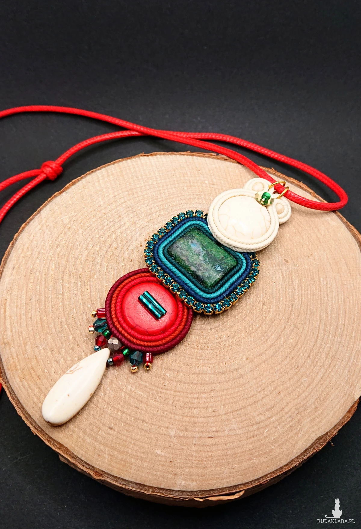 Wisior sutasz z kamieniami